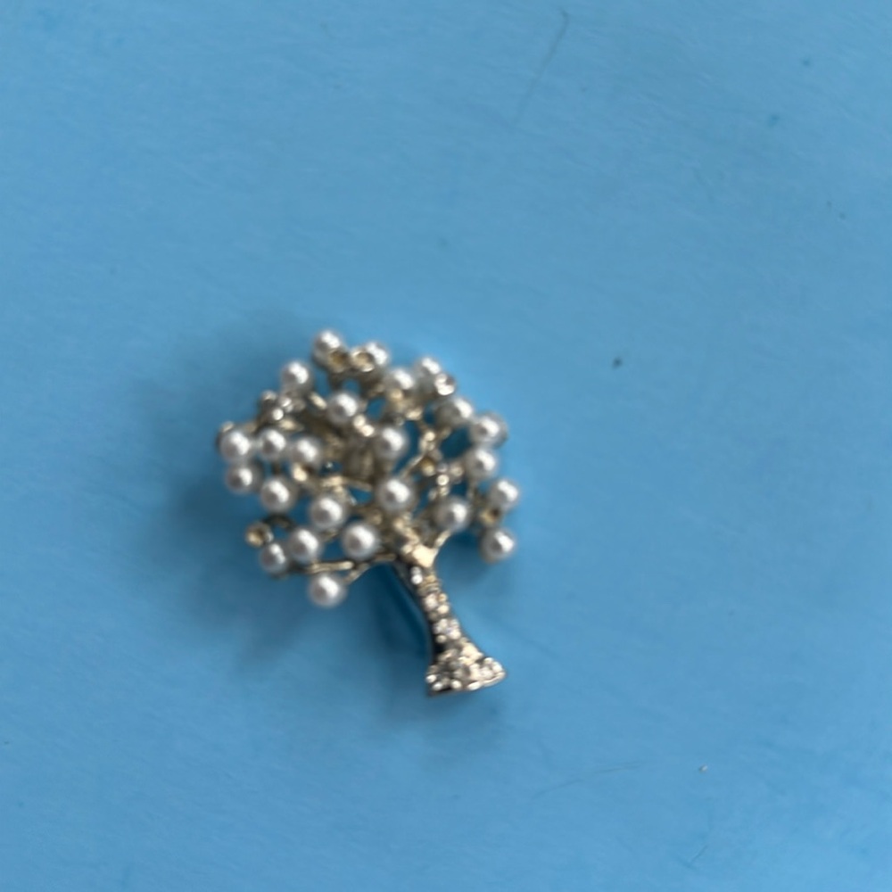 vintage broach with imitation  white pearls on silver metal